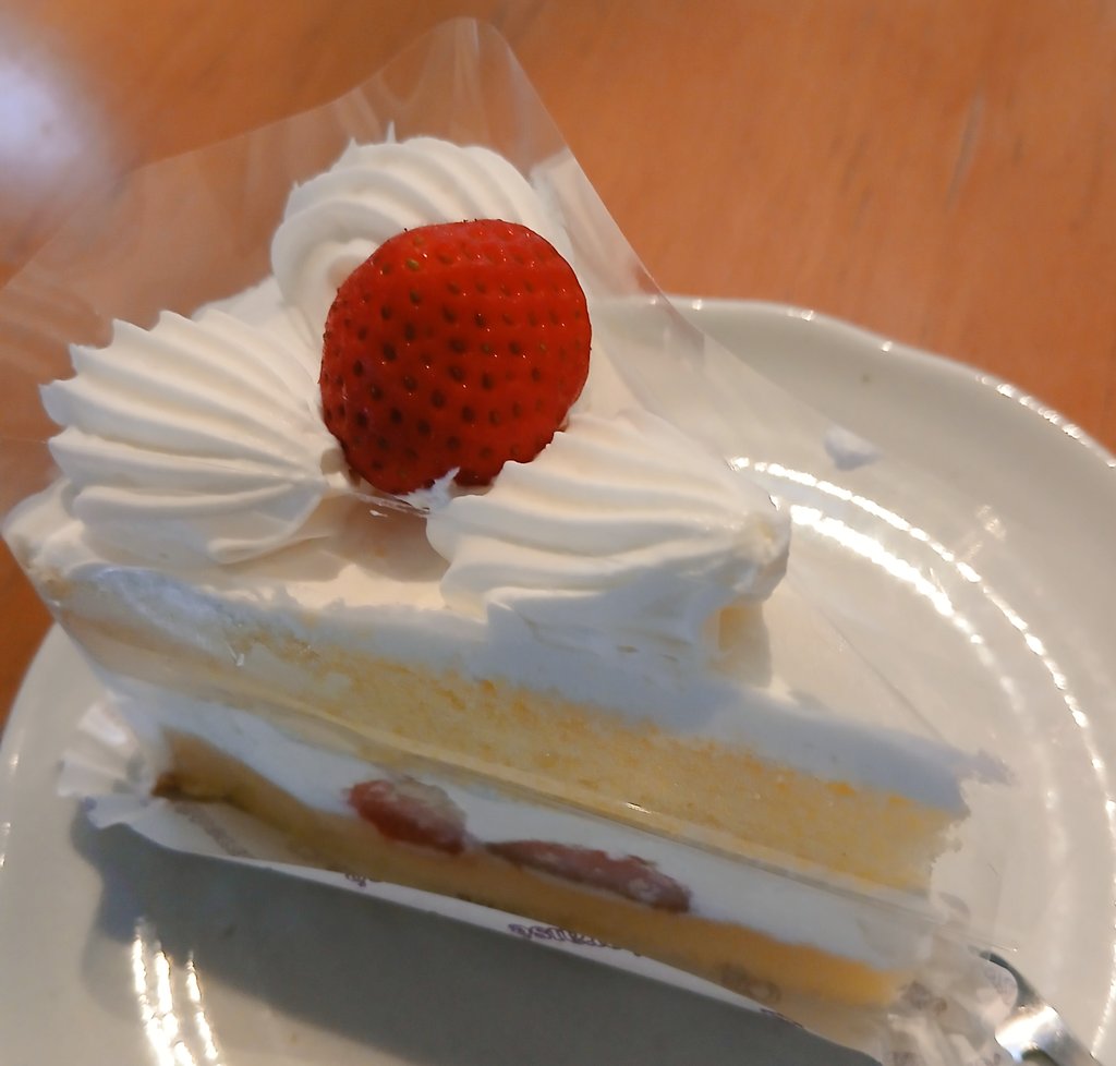 poco2271969's tweet photo. ストロベリーオンザショートケーキ🍓ってドラマがあったよね🍰  
もちろん最初に上のいちごを食べます😋 https://t.co/x2xd8R5btk