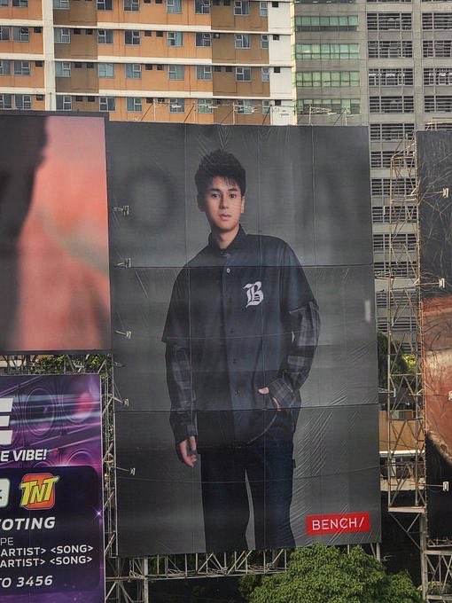 DOLLfaceKJS's tweet photo. It’s fully installed now! Wow! Ang ganda! TP time for this amazing billboard! 

DUSTIN BENCH SOLO BILLBOARD https://t.co/AfK86la62q