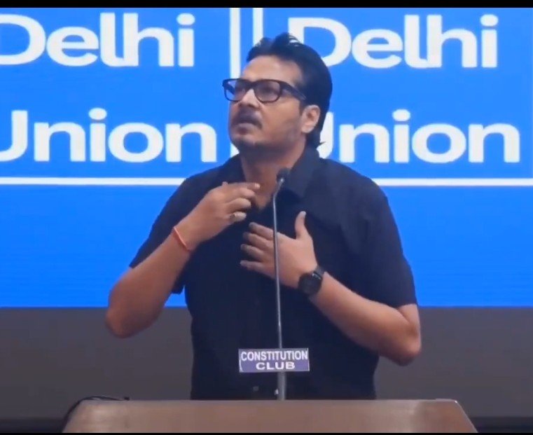 raviparmarIN's tweet photo. सुवर वर्ण में जन्मा अजीत कह रहा है, 3 हज़ार साल से पानी नहीं पिया तो इतने सालों से जीवित कैसे रहे ?

इस चाइनीज़ चिलगोदे को कोई जाकर बता दे कि दलित पानी नहीं दूध पीकर जीवित रहे हैं, वह दूध इसकी पूर्वज महिलाएं देती थी,

रोज दो ग्लास दूध पीकर दलित तरोताज़ा रहते थे, हांडी में भी दलित दूध भरकर घुमा करते थे 🔥🔥
