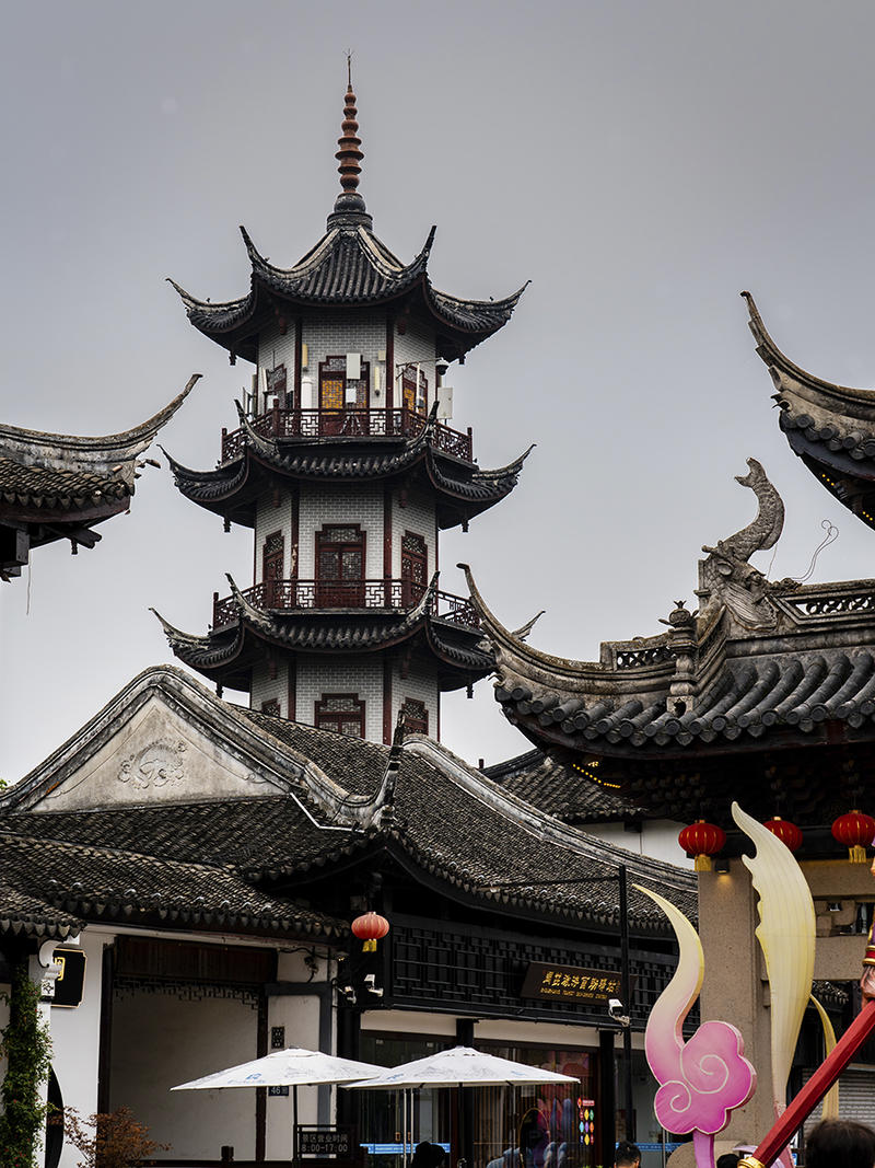 thesilkroad's tweet photo. Tongli is a tiny and tranquil water town in Shanghai: there are just something so special about water towns with pretty bridges and gardens. Step into the thousand-year-old water town, and get a touch of its vestiges of antiquity and unique charm. https://t.co/YIAXAHCybC