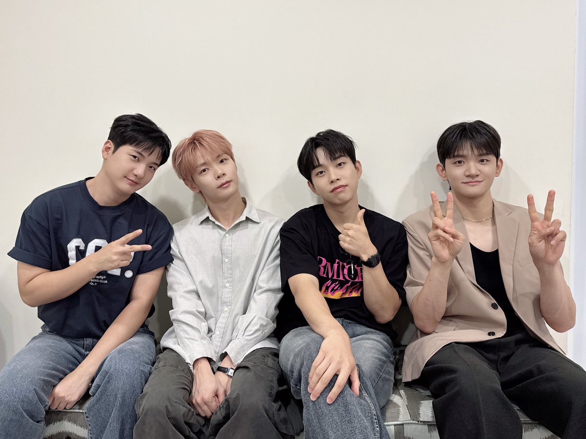BANDLUCY_mystic's tweet photo. [#LUCY] 260704 2ND FULL ALBUM 'Childish' 오프라인 이벤트 완료✔️

왈왈이에게 7월 루시 충전중✨

｡* .ᰔ ଘ(∗ ɞ̴̶̷ ·̮ ɞ̴̶̷ )੭່˙ .⁺ ˖ ⌒ 💗 💓 💕

ଘ☆ﾟ.*･｡ﾟ충전 완료 𛰙᭜𖫴𖫰𖫱𖫳𖫲𖫲𖫳𖫴𖫰𖫱꛰ ᭜𖫴𖫰𖫱𖫳𖫲𖫲𖫳𖫴𖫰𖫱꛰ಣ 💖

#루시 #신예찬 #최상엽 #조원상 #신광일 https://t.co/CwGoCk3toe
