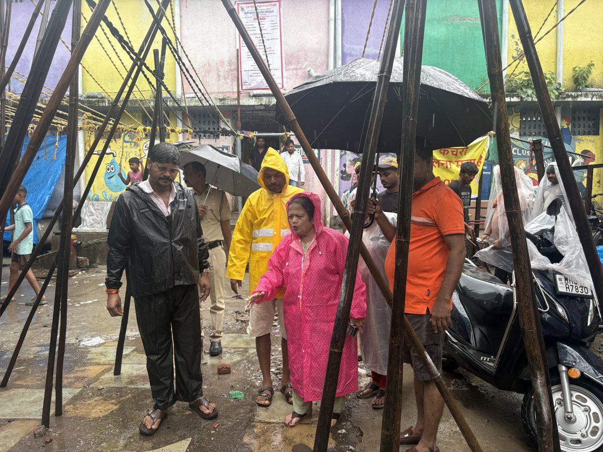 KishoriPednekar's tweet photo. #जनसेवा, #हेच_कर्तव्य !! 
#माझा_प्रभाग
#माझी_जबाबदारी
माझ्या प्रभाग क्रमांक १९९ मधील विविध सखल आणि अतिसखल भागांची भर पावसात प्रत्यक्ष पाहणी केली. https://t.co/ifEh1XfYTm