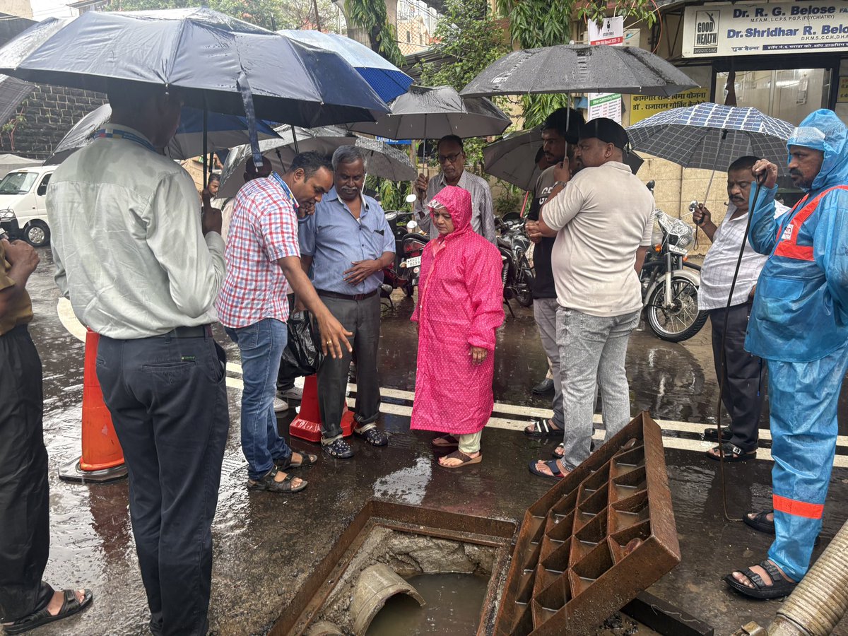 KishoriPednekar's tweet photo. #जनसेवा, #हेच_कर्तव्य !! 
#माझा_प्रभाग
#माझी_जबाबदारी
माझ्या प्रभाग क्रमांक १९९ मधील विविध सखल आणि अतिसखल भागांची भर पावसात प्रत्यक्ष पाहणी केली. https://t.co/ifEh1XfYTm