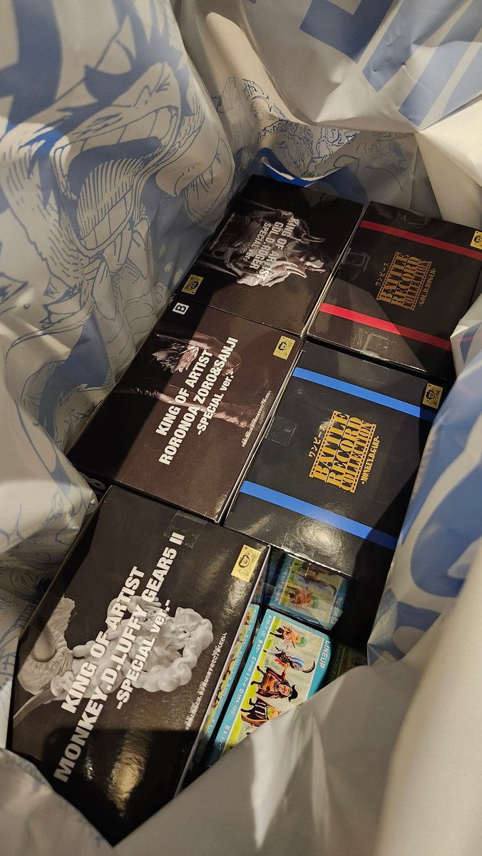 atupottv's tweet photo. ワンピースベースショップ今日はそんなに買うものないね~だったんだけど、クレーンゲーム沼すぎて取りまくってしまった🤦‍♀️
ボールにバウンドさせるタイプの運ゲーが楽しすぎて…！サンジくんとニカは200円でとれた🤣  ̖́-
若い時のロジャーとガープもゲットしてうきうき～(♡´▽`♡) https://t.co/6QzQtywlDd