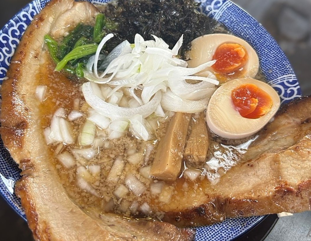 silkin8036's tweet photo. 燕市「麺屋はる」
背脂醤油らーめん（得）1050円

背脂のパンチがありながらも職人の丁寧な技が光る毎日でも食べたくなる究極の一杯🍜

���当っ美味しい🥹やばぁい

#新潟ラーメン巡り #背脂❤
#燕市 https://t.co/xIkDvekrj4