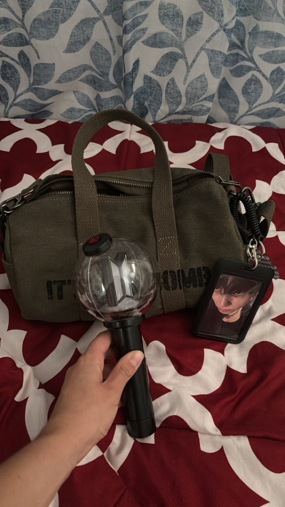 spideygkoo's tweet photo. por cierto me compré el bolsito de la army bomb y debo afirmar que es de lo mejor, lo llevo casi todos los dias <3 https://t.co/otlqphE1gn