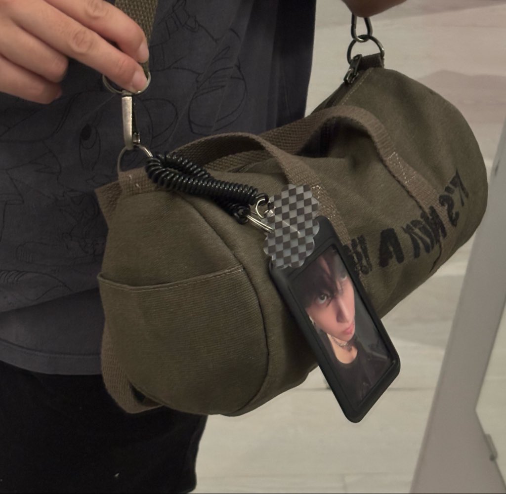 spideygkoo's tweet photo. por cierto me compré el bolsito de la army bomb y debo afirmar que es de lo mejor, lo llevo casi todos los dias <3 https://t.co/otlqphE1gn