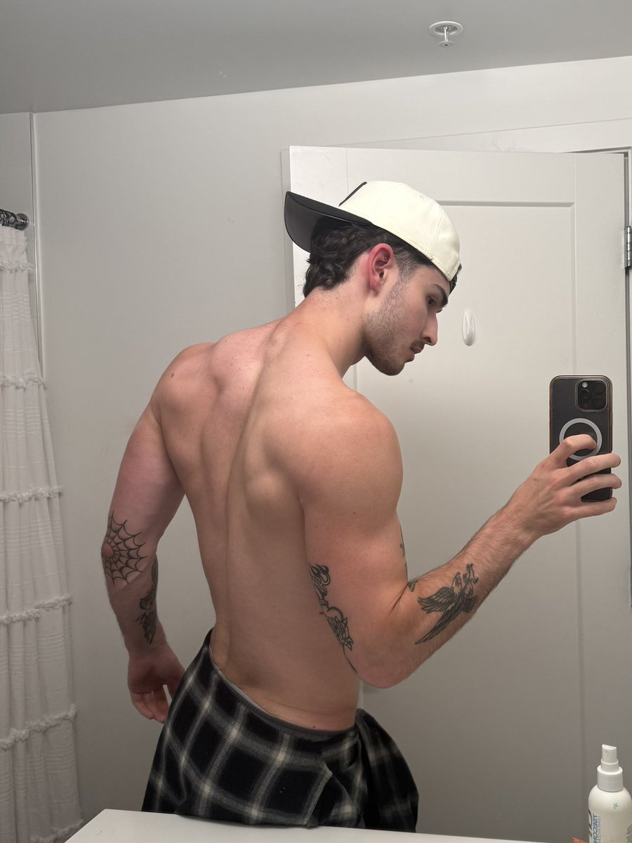 thatboymattt's tweet photo. Should I bulk up more? I think so…. Maybe after summer

#abs #muscle #lean #gym https://t.co/5PoN9CpRjv