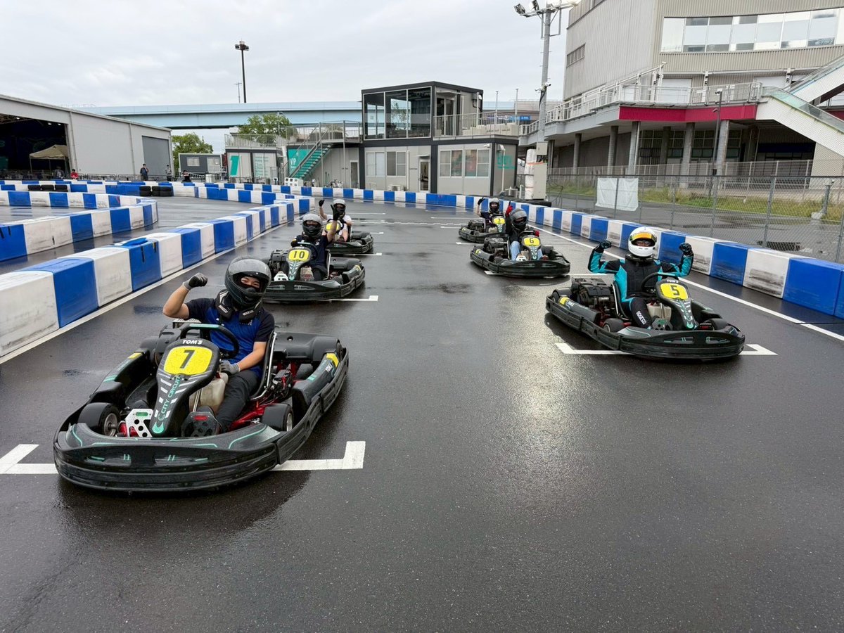 Student_Paddock's tweet photo. 【大雨のカート大会はスピン連発のイエロー祭り！🏎️💨】

人生初カートのメンバーも水しぶきを上げて激走し、最高に盛り上がりました😂
「周りにF1を語れる友達がいない…」そんな学生が集まるサークルです🏁

当サークルに興味がある方は、リプかDMで「興味あり」と送ってください!

#f1jp https://t.co/yLtfyLpTUo