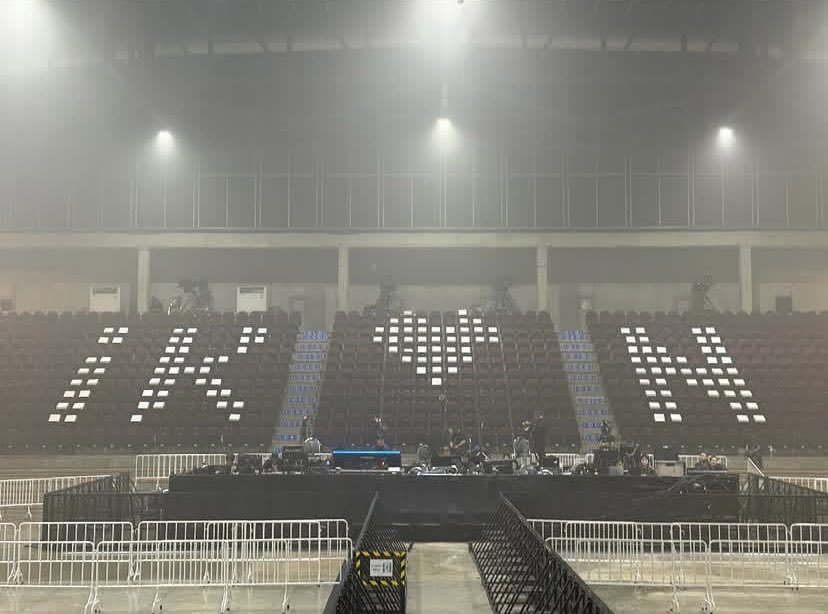 sugarmaker23's tweet photo. รบกวนศลป.ทำหน้าเซอไพรซ์ตอนเปิดไฟด้วยค่ะ 😂😂😂

OUR SHOW TIME STARTS NOW
#iKON_FOUREVER_TOUR_BKK
#iKON #아이콘 @iKONIC_143 https://t.co/QLSkWhL4kU