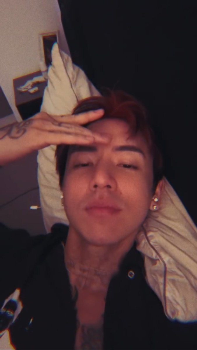 rosainth's tweet photo. his eyebrows are so perfect people started accusing him of eyebrow embroidery https://t.co/lTtVf90ZSr
