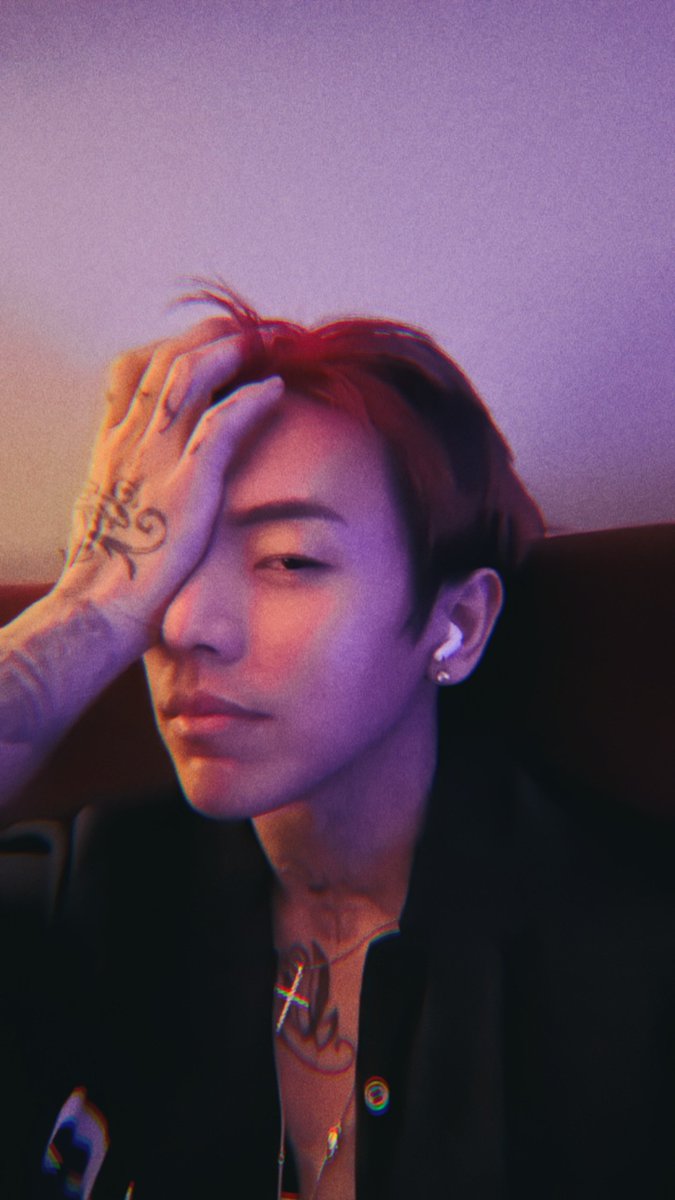 rosainth's tweet photo. his eyebrows are so perfect people started accusing him of eyebrow embroidery https://t.co/lTtVf90ZSr