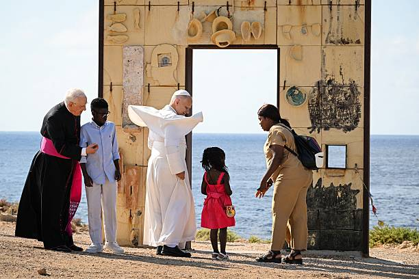 news_vaticano's tweet photo. 🇻🇦 El Papa León XIV ha visitado hoy Lampedusa, puerta de entrada de miles de migrantes a Europa, en un viaje de gran carga simbólica.

El Santo Padre ha rezado ante las tumbas de los migrantes fallecidos en el Mediterráneo y ha animado a seguir viviendo la acogida, la solidaridad y la esperanza.

"No he venido a pronunciar discursos, sino a celebrar la Eucaristía", afirmó el Pontífice.

https://t.co/PGZOnUQ55O
