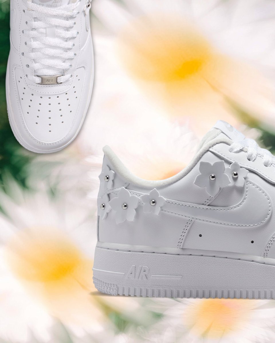 sportsceneSA's tweet photo. Comfortable, durable and timeless - it's number one for a reason. The Air Force 1 pairs its classic silhouette with premium leather for a crisp, clean look.

Nike Air Force 1 White/Silver Sneaker in UK3-8, R2599.95 in selected stores &amp; online: https://t.co/WeoQ1hgT1A https://t.co/JP1cWtz3lU