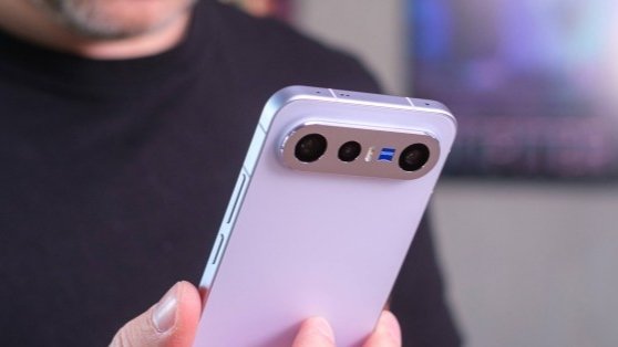 MuhammadKhanri's tweet photo. Vivo X300e full specifications leak: Snapdragon 8 Gen 5, Zeiss cameras, and a massive Battery

The Vivo X300 series is big, with five models already in the lineup.The X300e appeared in the IMEI database alongside the X Fold 6, hinting at a new addition to the series. https://t.co/FQYDTpicxt
