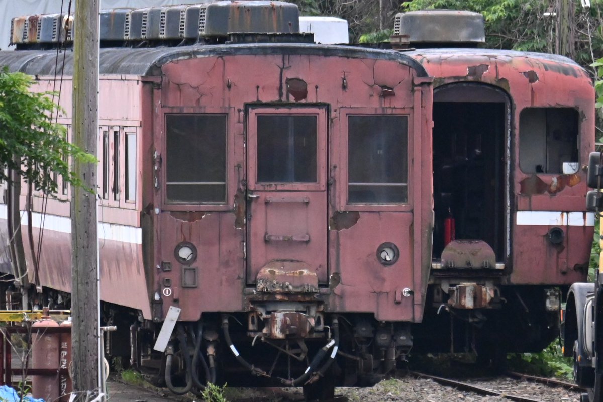 Cocoa_189_510's tweet photo. 大井川鐵道に譲渡された元JR西日本の12系700番台"SLやまぐち号"。

2018年に譲渡されてから整備されず放置され続け色褪せと錆が目立つ状態になってましたが、客車4両の部品取りが開始され事実上の"解体処分"に・・？

色々と事情がある大鉄ですが、仕方ないと思うべきだろうか？（※敷地外・公道から） https://t.co/rP4Ue6Z1Rh