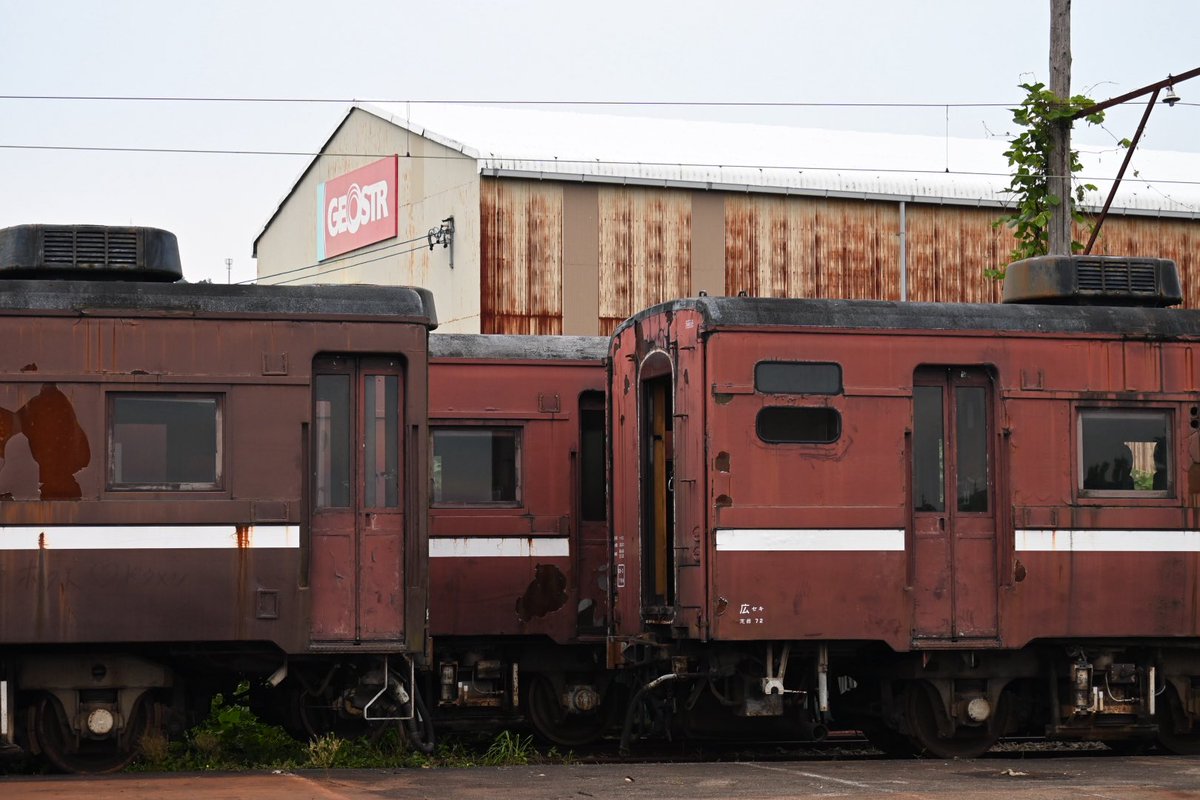 Cocoa_189_510's tweet photo. 大井川鐵道に譲渡された元JR西日本の12系700番台"SLやまぐち号"。

2018年に譲渡されてから整備されず放置され続け色褪せと錆が目立つ状態になってましたが、客車4両の部品取りが開始され事実上の"解体処分"に・・？

色々と事情がある大鉄ですが、仕方ないと思うべきだろうか？（※敷地外・公道から） https://t.co/rP4Ue6Z1Rh