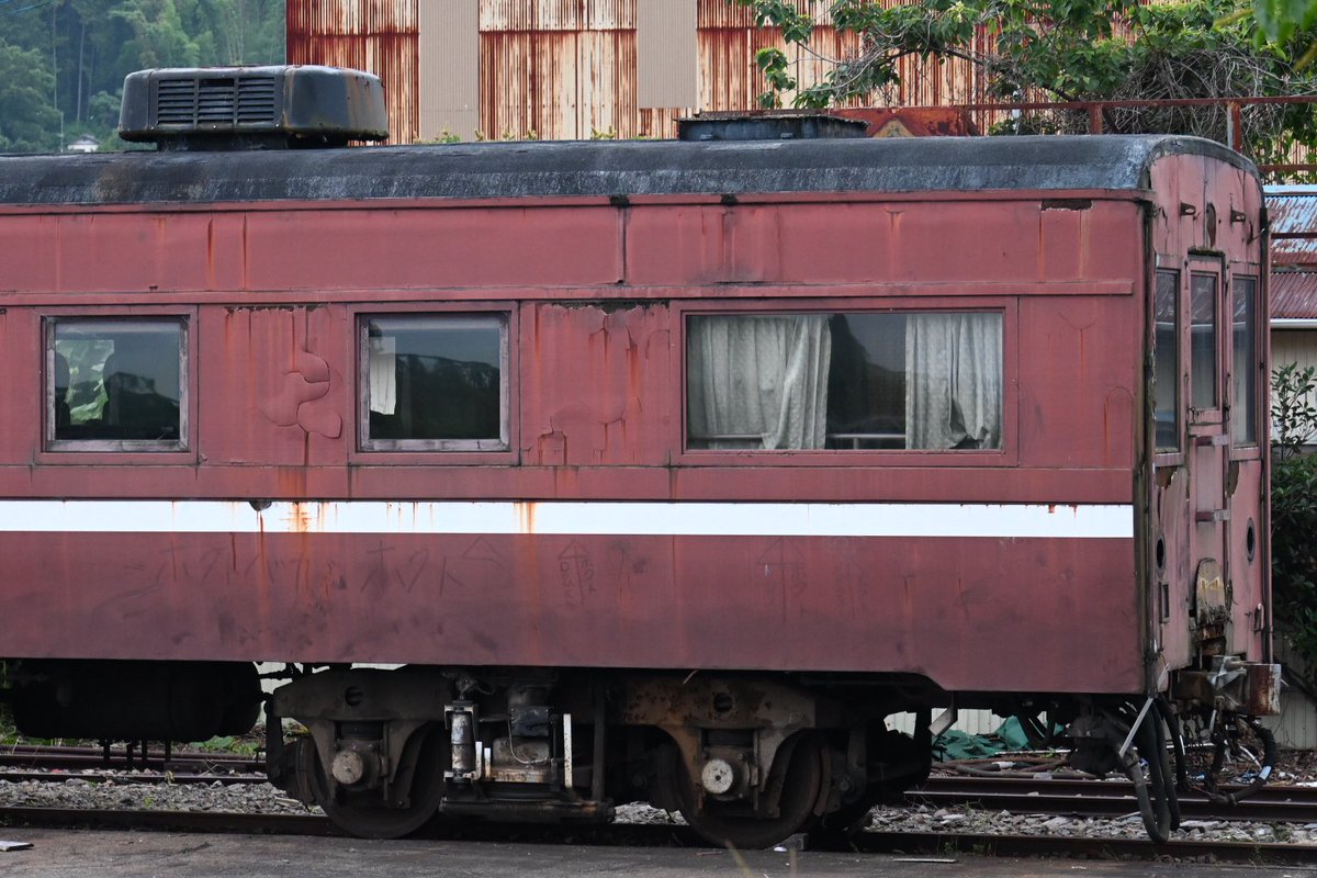 Cocoa_189_510's tweet photo. 大井川鐵道に譲渡された元JR西日本の12系700番台"SLやまぐち号"。

2018年に譲渡されてから整備されず放置され続け色褪せと錆が目立つ状態になってましたが、客車4両の部品取りが開始され事実上の"解体処分"に・・？

色々と事情がある大鉄ですが、仕方ないと思うべきだろうか？（※敷地外・公道から） https://t.co/rP4Ue6Z1Rh
