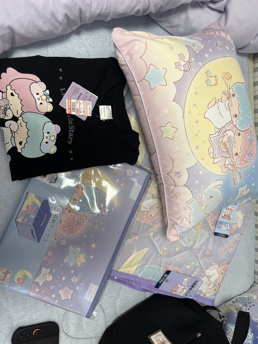 kyyk080624's tweet photo. 朝イチしまむら行くのやめてオンラインで狙ってた黒T買えなくて白T買ったんだけど
結局旦那に頼んでしまむら連れて行ってもらったら めちゃくちゃ売れ残ってて爆買い( ᴖ ̫ᴖ; )
オンラインで白Tと収納ボックス買ってたから 収納ボックスは計2個♡
そしてお昼にシャンブルのも買いました(​ *´꒳`*​)♡ https://t.co/0YbzN8wwW3