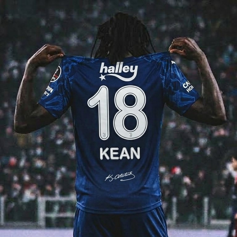 akcscoutingg's tweet photo. 🔍 AKC Scouting | Oyuncu Analizi
👤 Oyuncu: Moise Kean 
🎂 Yaş: 26 (28.02.2000) 
📏 Boy: 1.83 m 
🗺️ Uyruk: İtalya / Fildişi Sahili 
🏃 Pozisyon: Santrfor / Kanat Forvet
🏟 361 Maç
⚽ 124 Gol
🎯 18 Asist
🏢 Kulüp: Fiorentina 
💰 Piyasa Değeri: ~25-30 Milyon €

🎯 Saha İçi Rolü & Güçlü Yönleri

Fiziksel Dominans ve Patlayıcılık: Sırtı dönük top alma becerisi ve stoperleri yıpratan atletizmiyle Serie A'da fark yarattı. İvmelenmesi ve güçlü fiziği sayesinde geçiş hücumlarında durdurulması çok zor bir oyuncu profilidir.

Fiorentina ile Yeniden Doğuş: Juventus'taki suskun döneminin ardından Fiorentina'ya transferiyle birlikte son iki sezonda (2024/25 ve 2025/26) toplam 43 gol atarak elit bitirici kimliğini ve özgüvenini tamamen geri kazandı.

Taktiksel Çeşitlilik: Ana pozisyonu santrfor olsa da hücum hattının solunda içe kat eden geniş alan forveti olarak da oynayabiliyor. Bu durum hücum varyasyonlarını zenginleştiriyor.

⚠️ Geliştirmesi Gereken Yönler & Riskler

Konsantrasyon ve Devamlılık: Kariyeri boyunca oyun içi konsantrasyon dalgalanmaları yaşaması en büyük zaafı. Maç içinde bazen oyundan tamamen kopabiliyor ve gol yollarında basit fırsatları harcayabiliyor.

Pas Dağıtımı ve Bağlantı Oyunu: Çevre kontrolü ve takım arkadaşlarına net pozisyon hazırlama (bağlantı pasları) konusunda FBref verilerinde pas isabet oranı (%72) ortalamanın altında kalıyor; daha çok bitirici odaklı bir oyun yapısı var.

Disiplin Sorunları: Genç yaşta parlamasının getirdiği süreçte zaman zaman saha içi ve saha dışı agresyon/disiplin problemleriyle gündeme gelebiliyor; mental olarak doğru yönetilmesi gerekiyor.

🚀 Gelecek Projeksiyonu & Transfer Gündemi

Fenerbahçe Hücumuna İtalyan Dinamiti: Fiorentina'da geçirdiği iki harika ve skorer sezonun ardından 26 yaşında en olgun dönemine giren Moise Kean, Fenerbahçe’nin santrfor listesindeki en dinamik ve heyecan verici isimlerden biri. İtalya milli takımında da tekrar kendine yer bulan oyuncu, Fenerbahçe için tam bir güç gösterisi hamlesi.

Süper Lig İçin Biçilmiş Kaptan: Süper Lig’in fiziksel ve temaslı stoper yapılarına karşı Kean’in atletizmi, yırtıcılığı ve hızı ligin dengesini tamamen bozacak nitelikte. Hem merkezde ana golcü olarak hem de çift forvetli sistemlerde hareketli forvet olarak takıma muazzam bir hücum zenginliği katar.

İsmail Kartal/ Taktik Projeksiyonu: Pivot santrfor özelliklerini hız ve dripling ile birleştiren Kean, geride bekleyip hızlı çıkılan maçlarda da, baskılı ön alan oyununda da ana anahtar olabilir. Eğer transfer gerçekleşirse, oyuncunun Fiorentina'da yakaladığı bu harika gol ritmini bozmadan Süper Lig'e taşıması şampiyonluk yolundaki en büyük faktör olur.

Fiorentina'da küllerinden doğan 26 yaşındaki Moise Kean, Fenerbahçe'nin hücum hattına aradığı o yırtıcı ve patlayıcı gücü getirebilir mi? Yorumlarda tartışalım!