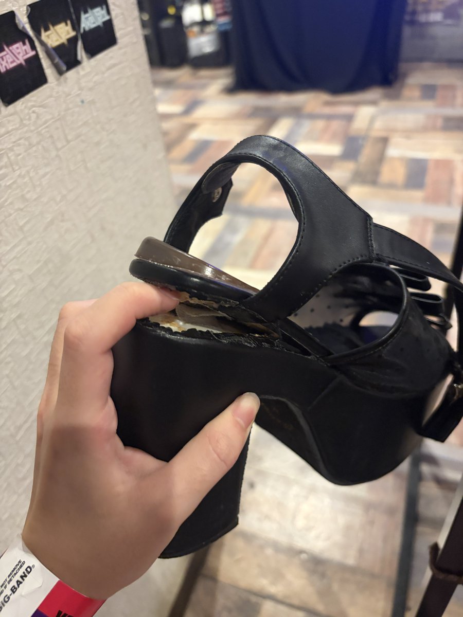 mgv7vy's tweet photo. まーたピースではしゃいでたら靴ぶち壊した(n回目) https://t.co/oZUKLl8Lep