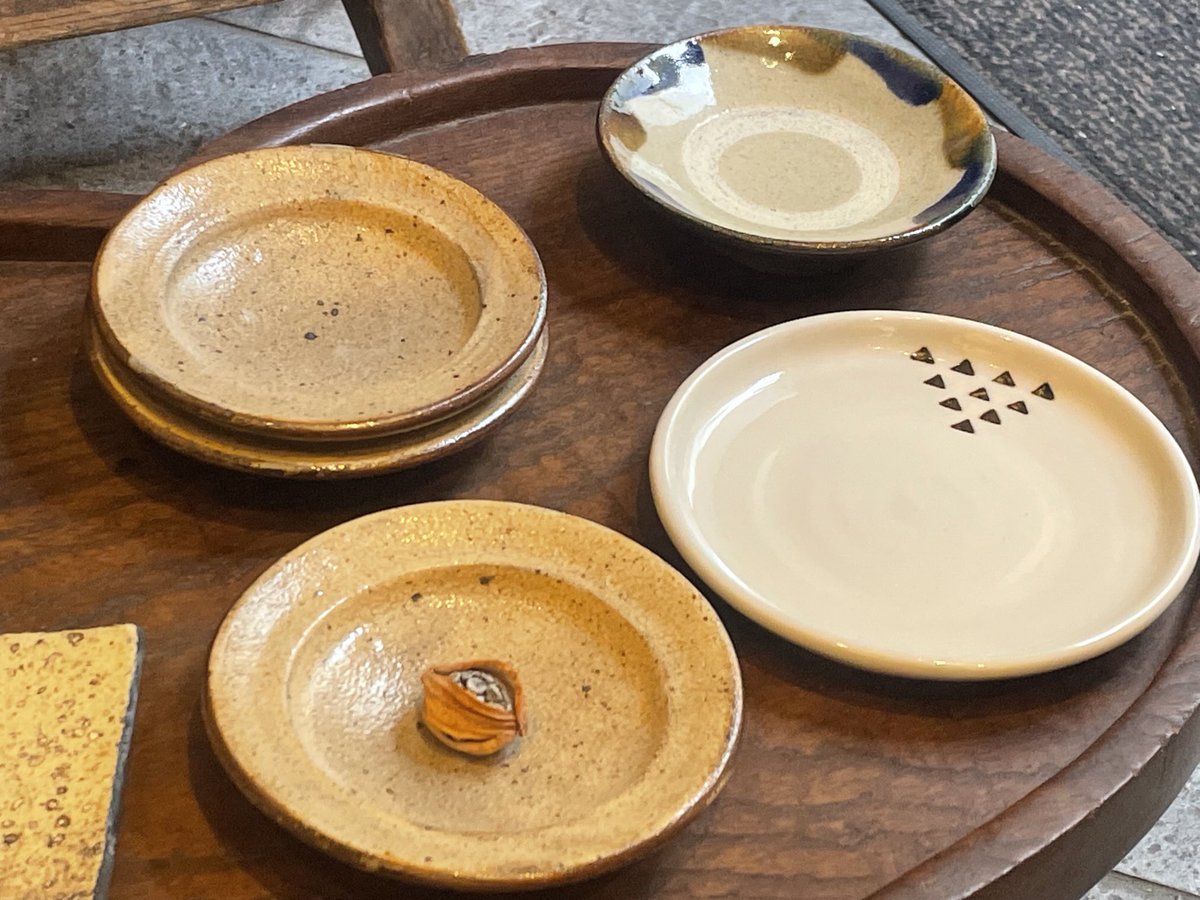 shoptowa's tweet photo. ＊小皿＊

出番の多い小皿たち♪

並んでるだけでもたのしくて、愛らして✨

食事にもちいさな菓子皿にもどうぞ

【＊月木曜定休(※木曜オープンあり)
平日12-18時  土日11-18時open  】 https://t.co/ZnUSVnEt6H
