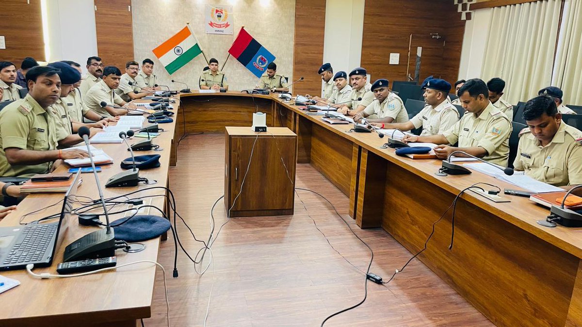RamgarhPolice's tweet photo. अपराध नियंत्रण एवं त्वरित उद्भेदन की दिशा में रामगढ़ पुलिस की नई पहलः अपराधियों की डिजिटल निगरानी हेतु पोर्टल विकसित, 36 सदस्यीय "Crime Prevention &amp; Detection Wing" का गठन। @JharkhandPolice @igbokaro @DigHazaribagh https://t.co/2Ypumnsl1w