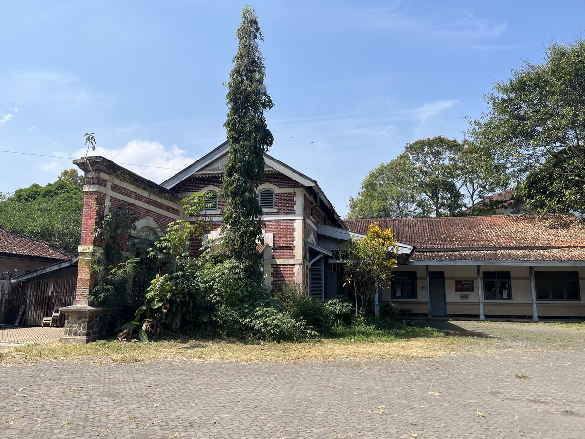 inganggita's tweet photo. Stasiun Temanggung, nasibmu kini. 

Rel sudah tertutup dan jadi selokan (di foto ketiga) https://t.co/QV2pvT8BYz