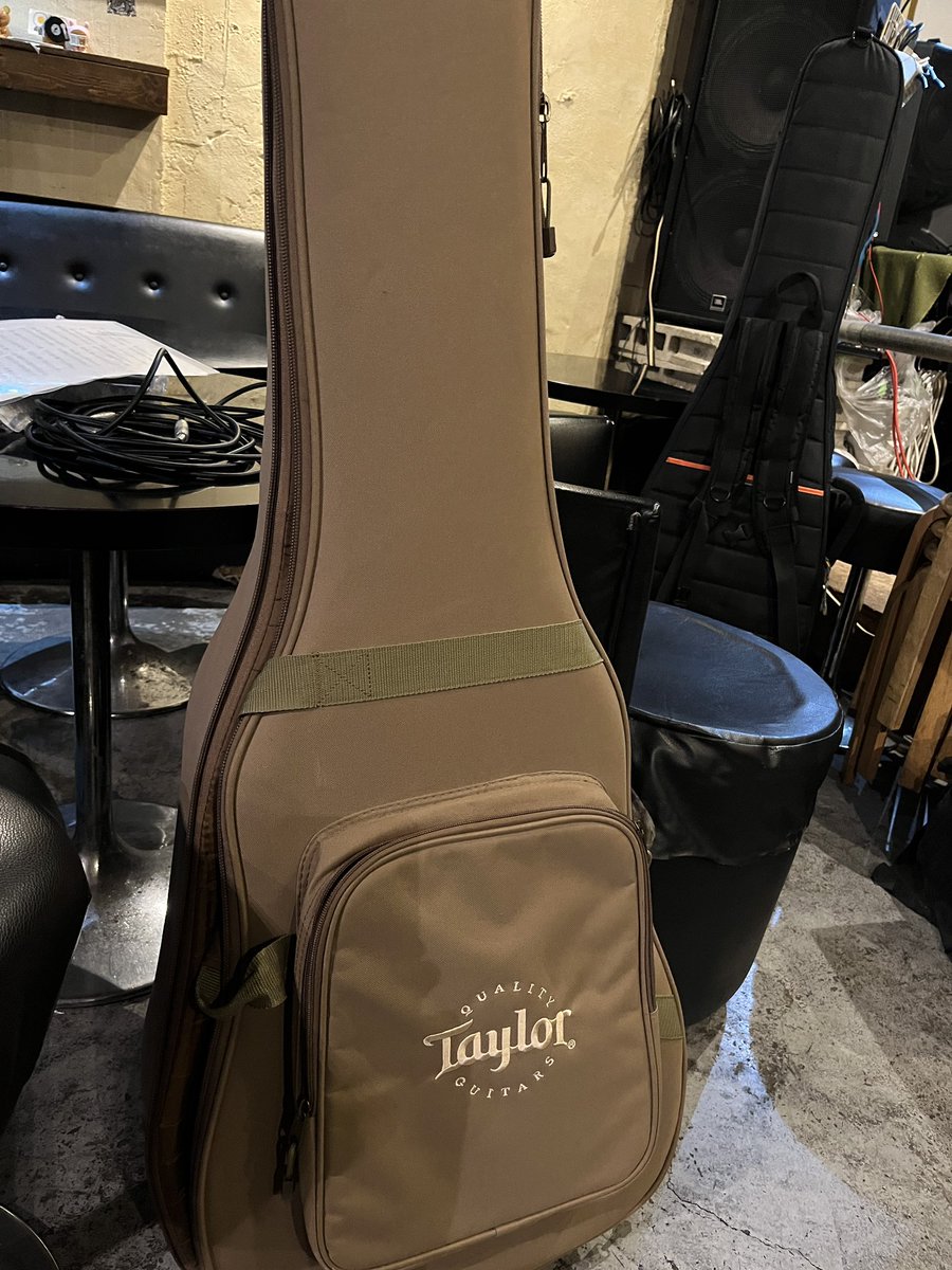 ossamu26's tweet photo. エフェクターボードを持たないとこんなに移動がラクとは。
新宿ゴールデンエッグでお待ちしております。19時開演。 https://t.co/MzjWcyVA9p