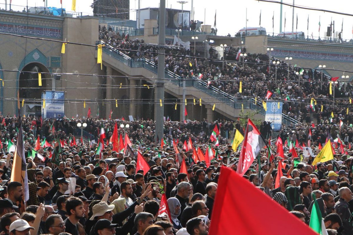 sfireshqe's tweet photo. و مصلایی که هنوز از عاشقانِ وداع خالی نمی‌شود
بعضی خداحافظی‌ها، پایان ندارند💔
#باید_برخاست #آقای_شهید_ایران https://t.co/0BW0OmoNmI