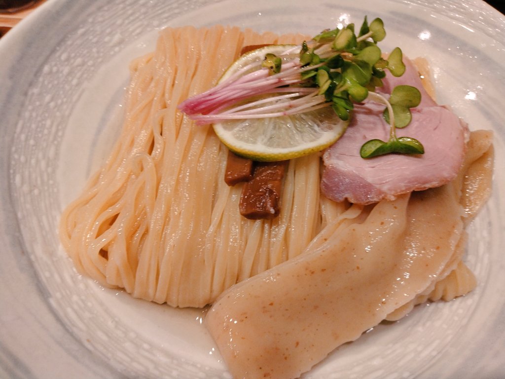 TAKA50924565's tweet photo. (´・ら・｀)

しら石

昆布水つけ麺

見た目が綺麗(^○^)

麺がそこまで昆布感無くよくわかりませんでした。
スープも昆布かなと思ったら違った(-_-)
かなりの温度でやけどするぐらい熱い。
最後まで熱々で食えるのはよき。
個人的にスープが少し薄いかなと。そのまま飲むとうまい。

＃ラーメン https://t.co/3OSxRJ4wSU