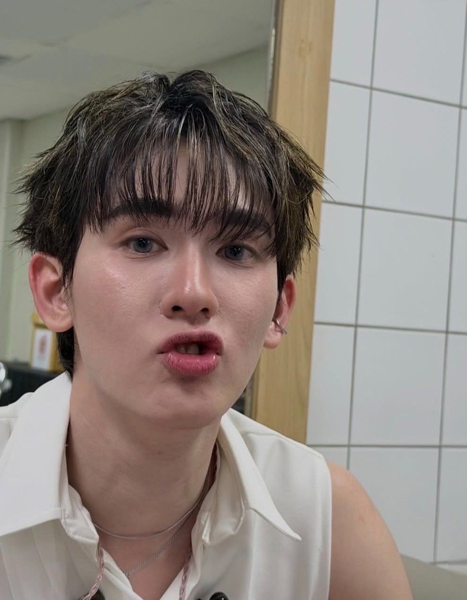 __hhappywithfb's tweet photo. อยากรู้อะเวลาฟอสมองหน้าบุ๊ค แล้วคิดไง คิดว่าทำไมวันนี้น่ารักจังเลยอยู่ทุกวันปะ คิดแบบนี้มา 5 ปีเลยมั้ย ใครไหวอะหน้าน้องบุ๊คอ่องต่องขนาดนั้นเหมือนมะเขือเทศเลย ตาหวานๆแป๋วๆ ปากนิดๆ แก้มแดงๆ ขาวๆตะเร้กๆอหหหหหหหหห https://t.co/tGiN8IPQvq