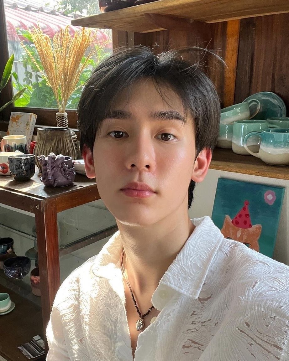 __hhappywithfb's tweet photo. อยากรู้อะเวลาฟอสมองหน้าบุ๊ค แล้วคิดไง คิดว่าทำไมวันนี้น่ารักจังเลยอยู่ทุกวันปะ คิดแบบนี้มา 5 ปีเลยมั้ย ใครไหวอะหน้าน้องบุ๊คอ่องต่องขนาดนั้นเหมือนมะเขือเทศเลย ตาหวานๆแป๋วๆ ปากนิดๆ แก้มแดงๆ ขาวๆตะเร้กๆอหหหหหหหหห https://t.co/tGiN8IPQvq