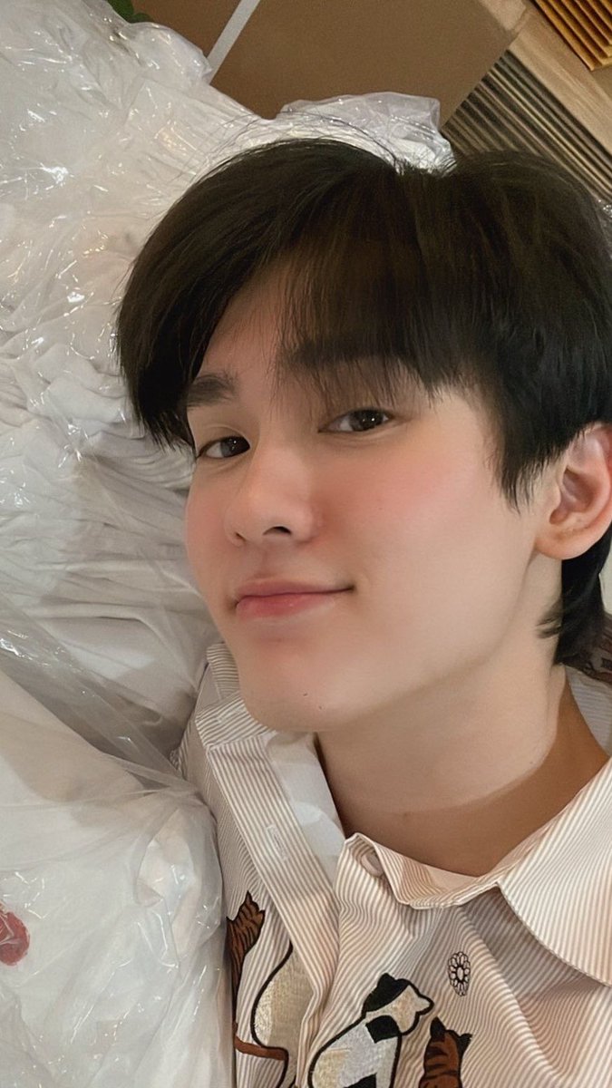 __hhappywithfb's tweet photo. อยากรู้อะเวลาฟอสมองหน้าบุ๊ค แล้วคิดไง คิดว่าทำไมวันนี้น่ารักจังเลยอยู่ทุกวันปะ คิดแบบนี้มา 5 ปีเลยมั้ย ใครไหวอะหน้าน้องบุ๊คอ่องต่องขนาดนั้นเหมือนมะเขือเทศเลย ตาหวานๆแป๋วๆ ปากนิดๆ แก้มแดงๆ ขาวๆตะเร้กๆอหหหหหหหหห https://t.co/tGiN8IPQvq