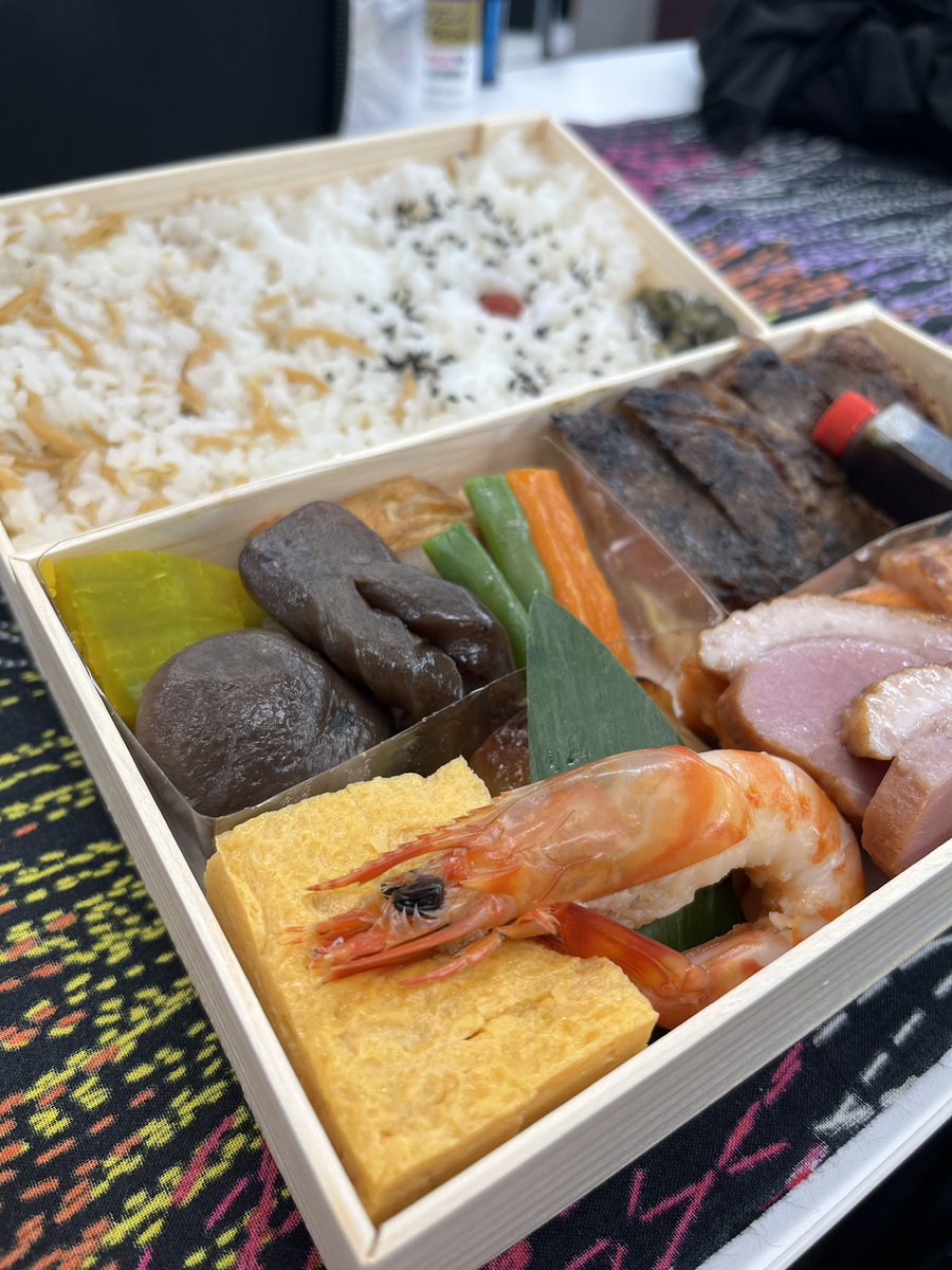time_321's tweet photo. 今日のお弁当日記
本日はシスカンパニーさんから「ざくろ」のお弁当🍱

夜公演、始まるよ〜

えびと目が合うお弁当
#アケチコ
#劇団新感線
#目
#合いましたね https://t.co/y37bOo3oAH