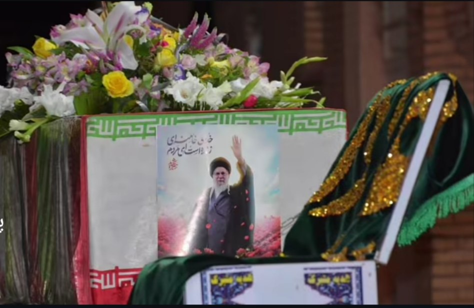 sj28233's tweet photo. بدرقه‌ای به عظمتِ یک تاریخ؛ تاریخی که از دیروز تا فردا را در بر می‌گیرد.
#باید_برخاست
#ای_ایران_بخوان https://t.co/y4vKWYH2Ys