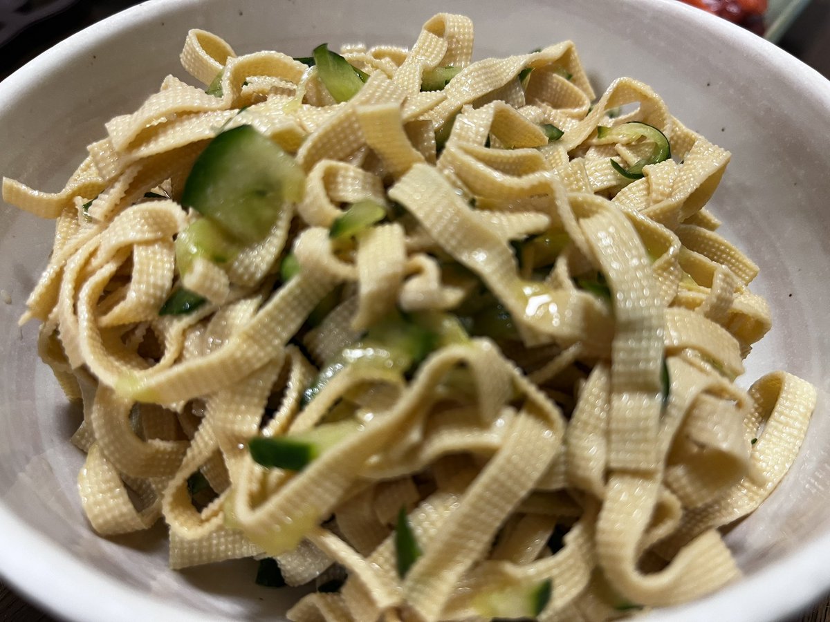 accord1027's tweet photo. 最近ハマってる豆腐皮。歯応えはモキュモキュし感じ。
具材は豆腐皮ときゅうりのみ味付けは少しでも楽をしたいので冷やし中華スープにごま油と鶏ガラを少したしたやつ。タンパク質とりたい民におすすめしたい。 https://t.co/XYxC23FM5y