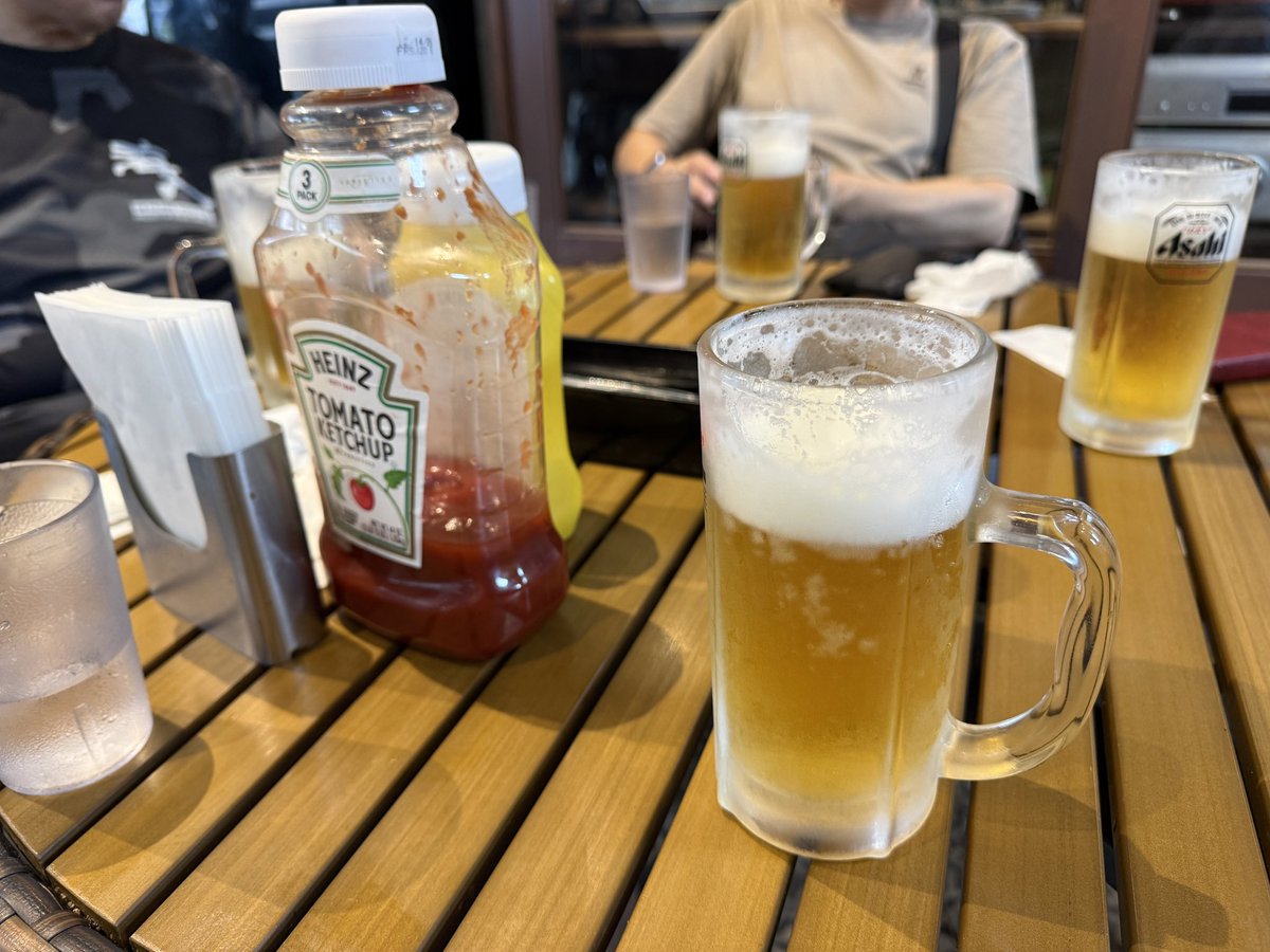 tetujin99's tweet photo. 品川駅集合、目的地の汐入駅まで移動。
横須賀観光、ドブ板通りのtsunami boxでネイビーバーガー食べる。
こんがりバンズのジューシーハンバーグを平らげる。

#明徳寮同窓会
#横須賀観光
#ドブ板通り
#ネイビーバーガー
#tunami https://t.co/JOSksJmThV