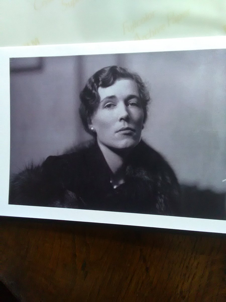 Booksmiscellany's tweet photo. #GeorgetteHeyer
Georgette Heyer: Died on this day in 1974. National Portrait Gallery card from my collection, two first editions and Jennifer Kloester's definitive guide to her books. https://t.co/UNqjupi5T8