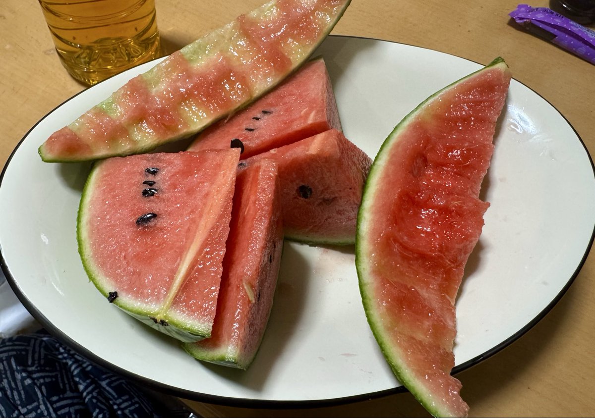 HOTPLAY448's tweet photo. 【雑学】🍉スイカを食べた後に🍵お茶を飲むと苦く感じるらしい。

なんでもスイカには本来感じないほどの苦味があり、それが舌に残るため、後のお茶がより苦く感じるとか。

サイコロ雑学で使えるかと思って試したけど……うーん
確かに苦い気もするけど、歯磨き後のミカンの酸味のが驚きは大きいかも https://t.co/i5WWXQsRFX