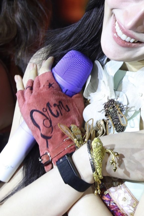 pplove_ook's tweet photo. พี่หลิงถุงมือที่ใส่ยังเขียนว่า “Orm"

ถามว่าคลั่งรักมั้ยก็ 2/10 ป่ะ5555555

LINGORM THAILAND FANTOUR #LingOrmKhonKaenFanMeet https://t.co/TQv8x3DfMx
