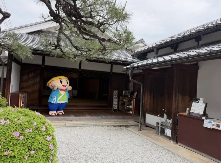 tabimaru_kst's tweet photo. 7月は5日(日)に『史跡草津宿本陣』でみんなをお出迎えするたび‼️
たくさんのお友達に会えることを楽しみに待ってるたび✨️

#滋賀県 #草津市 #たび丸 #草津宿本陣 https://t.co/gP09AlulG3