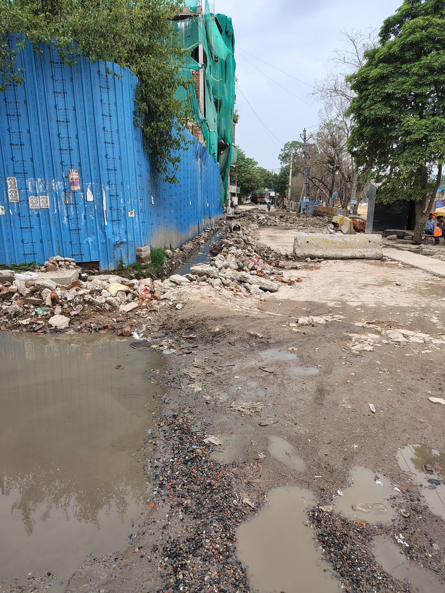 ManishS98911101's tweet photo. माननीय @LtGovDelhi @CMODelhi @MCD_Delhi @DelhiGovDigital @nitin_gadkari
मंडी टोल के पास सड़क निर्माण कार्य धीमी गति से चल रहा है। टूटी सड़क, मलबा और जलभराव के कारण लोगों को भारी परेशानी हो रही है। कृपया कार्य में तेजी लाकर जल्द सड़क को चालू कराया जाए।
#MandiRoad #Delhi #RoadSafe https://t.co/7Z2CHkAJPv
