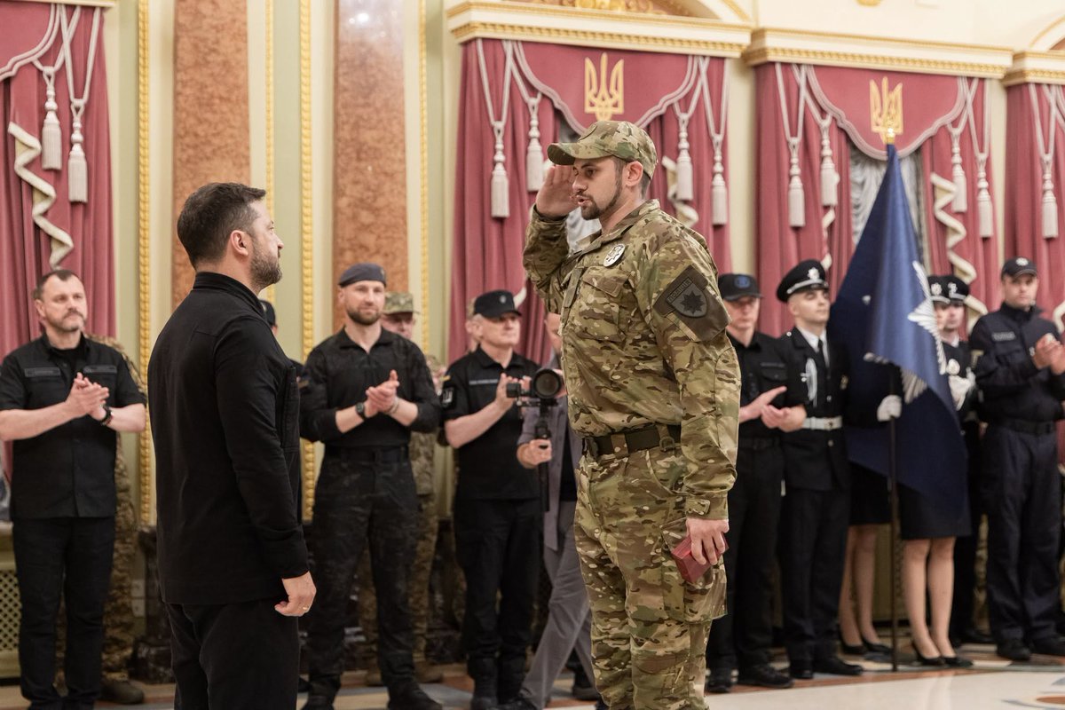NPU_GOV_UA's tweet photo. Президент України відзначив поліцейських державними нагородами напередодні Дня Національної поліції України🇺🇦

🔗Деталі: https://t.co/v2ug4j7eLF https://t.co/gDfJGDE2E5