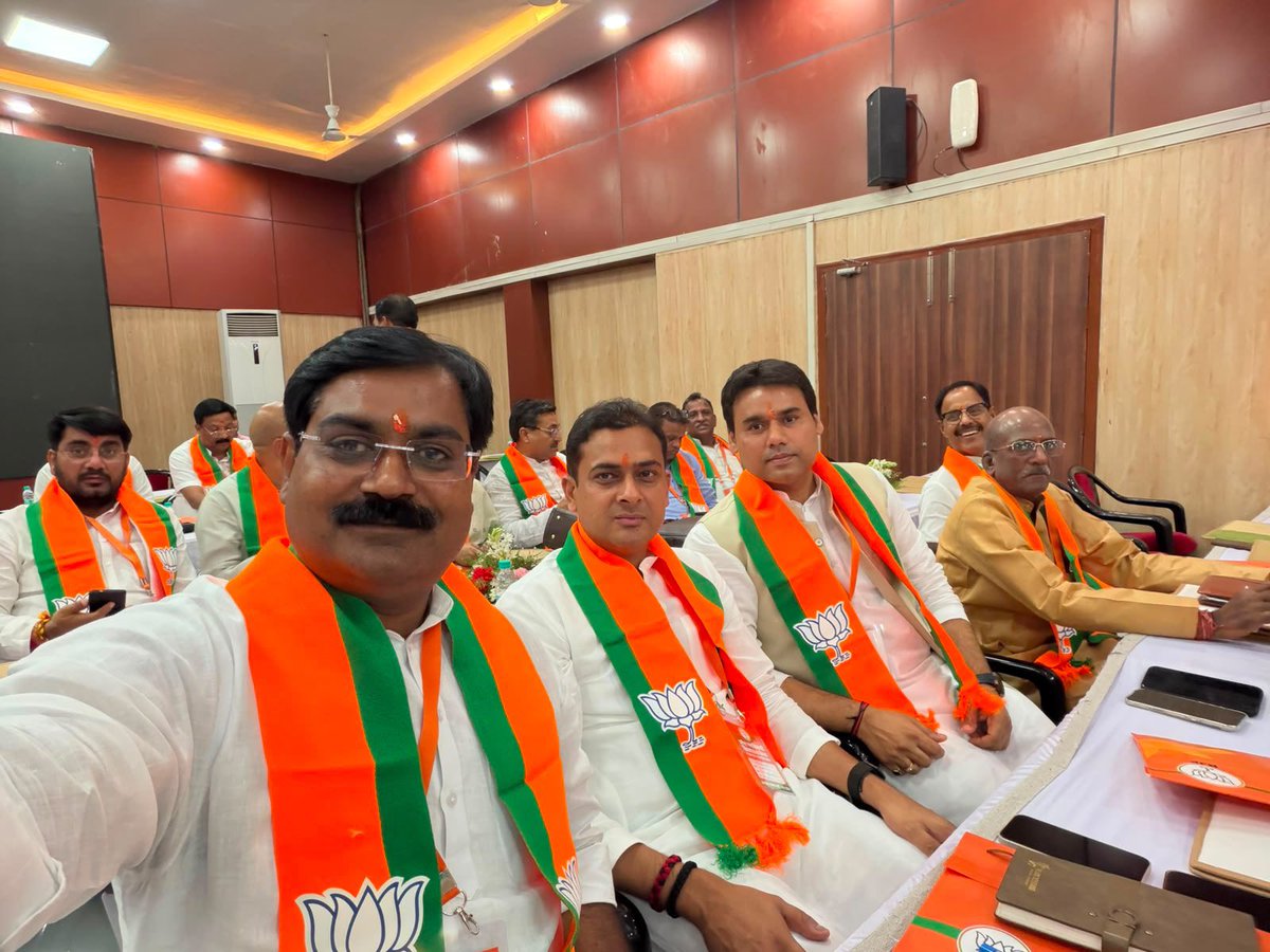 AYBPS's tweet photo. लखनऊ प्रदेश कार्यालय में सभी पदाधिकारी, मोर्चा अध्यक्ष, क्षेत्रीय अध्यक्ष और जिला अध्यक्ष माननीय राष्ट्रीय अध्यक्ष आदरणीय श्री @NitinNabin जी का स्वागत करने और उनके मार्गदर्शन के लिए उत्सुक हैं। #NitinNabinInUP 

@nawabsnagar @vikaschauhanbjp @iabhishek4bjp @MohitBeniwalBJP https://t.co/3fXxDGBtkS
