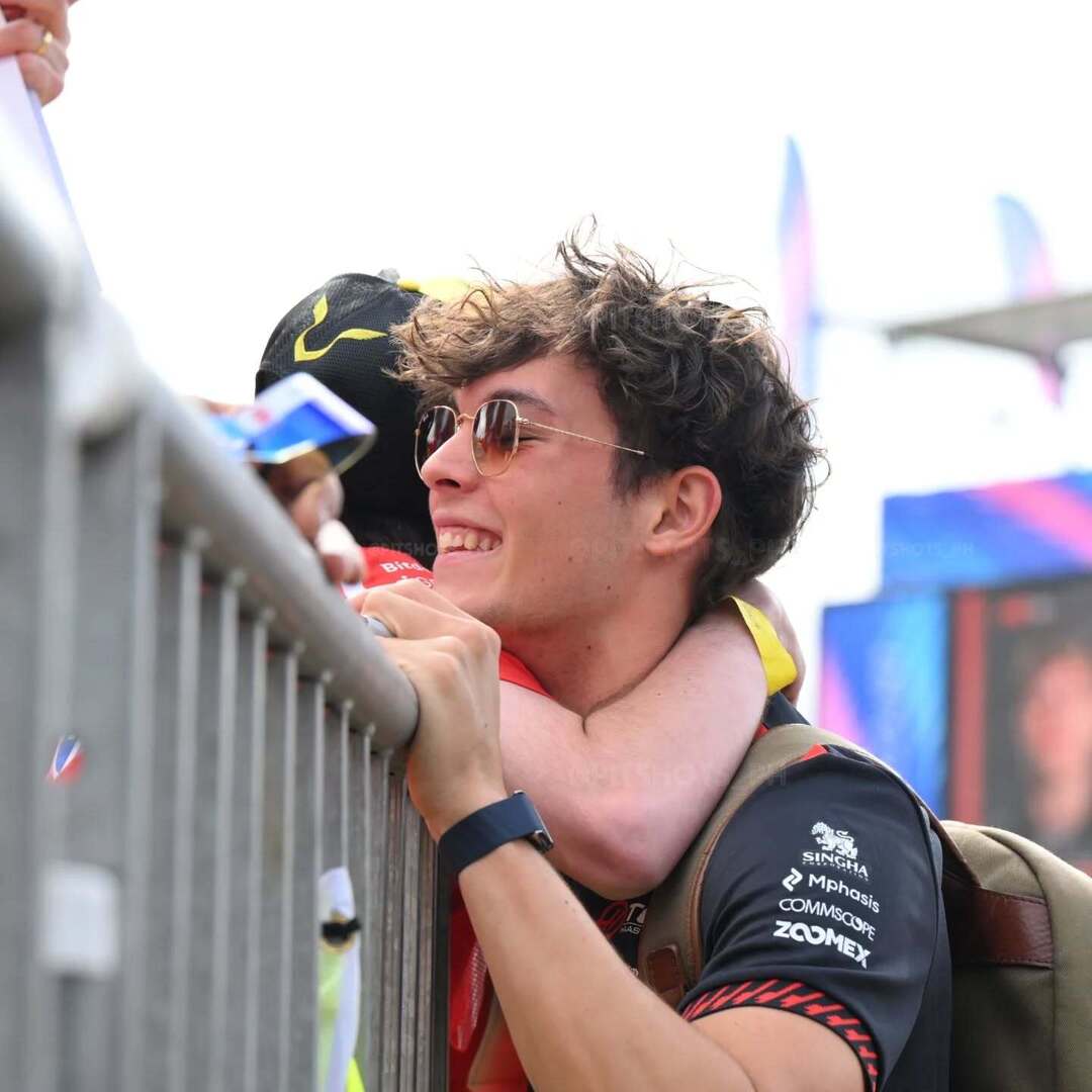 PitShots_ph's tweet photo. The most cute shots of the morning: Ollie hug a little fan while Alicia wait him 

⚠️ Many of you see our posts but don’t follow us — and for us, it’s important to grow our followers.

More followers = more races covered = more photos for you! Following us is free! 😊

#F1 #F1n… https://t.co/61DtlgyZ7z