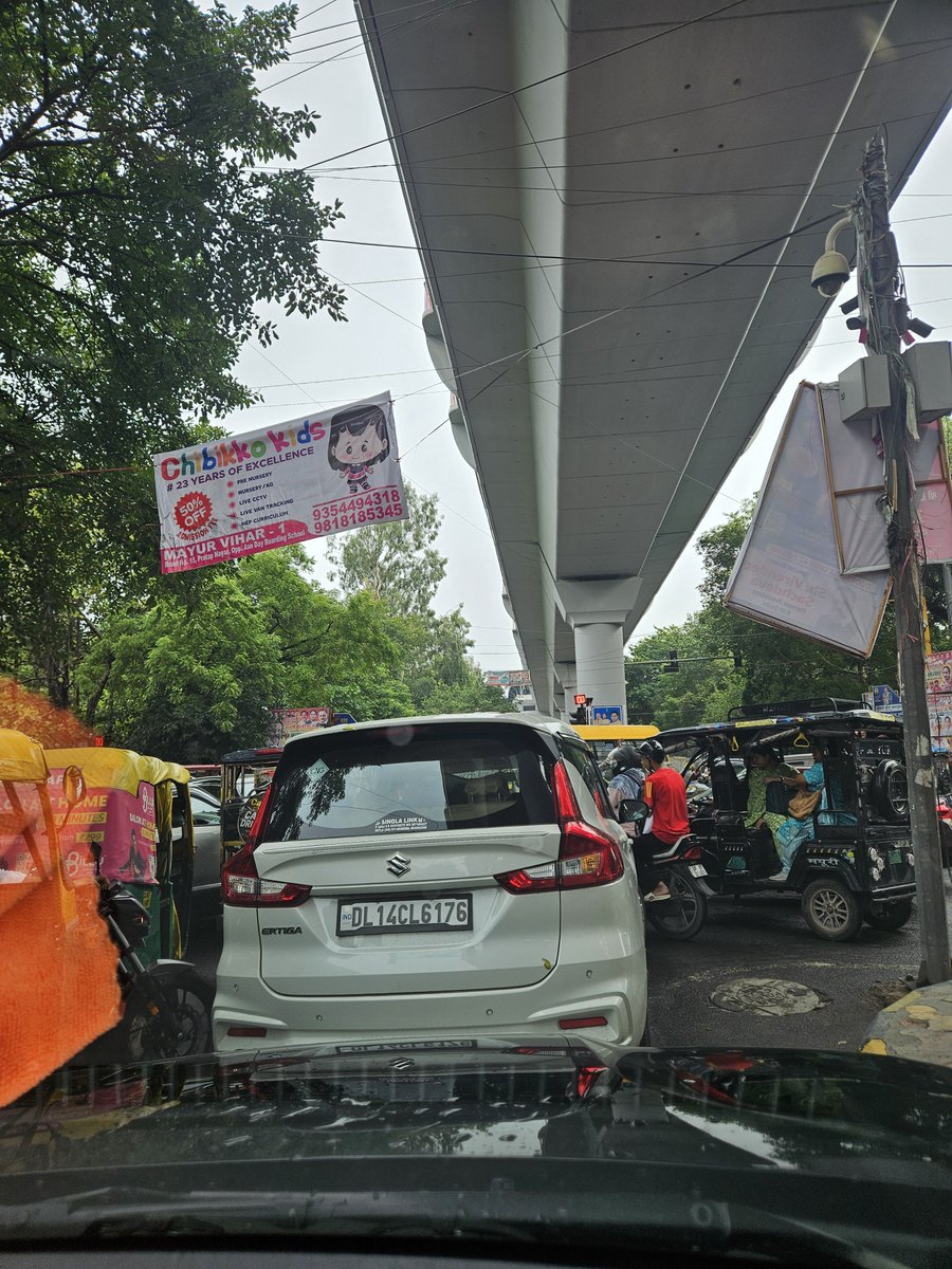 swamiakash's tweet photo. @dtptraffic Complete choak and mayhem since last 2 hours. Nobody to manage. Mayur Vihar Phase-1, Delhi-110091. Way to Jeevan Anmol Hospital blocked, Ambulance struck too. https://t.co/0MbuhOYZNC