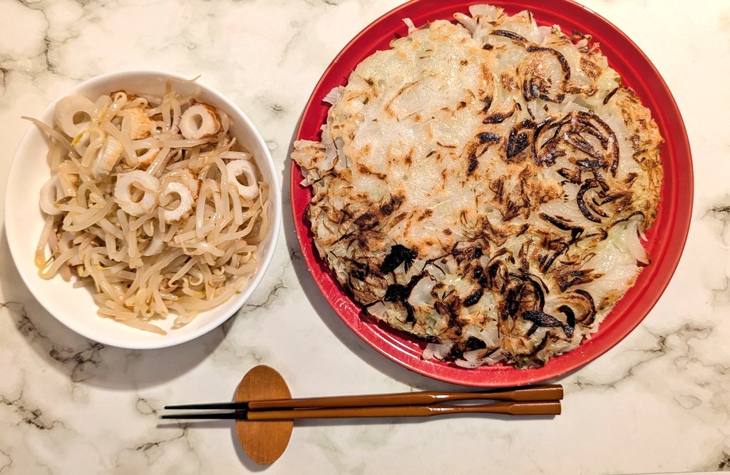 YASEHIME_life's tweet photo. 今日も粉の日だ…
キャベツと玉ねぎの米粉焼き
もやしとちくわのナムル
めちゃくちゃお腹いっぱいです。何故私は半分の量で料理ができないのだ。全て使ってしまう🙄
#夕飯 #ダイエット記録 https://t.co/51zx8Oqu9y
