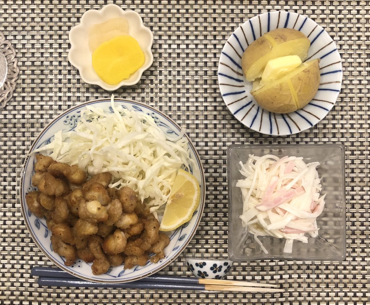 m562212's tweet photo. 夕食の我が家は😋

鶏軟骨の唐揚げ(冷凍)
たくあん(市販)
大根とハムのマヨサラダ(パパ)
じゃがバター(パパ)
#おうちごはん https://t.co/HAaAfqAjOH