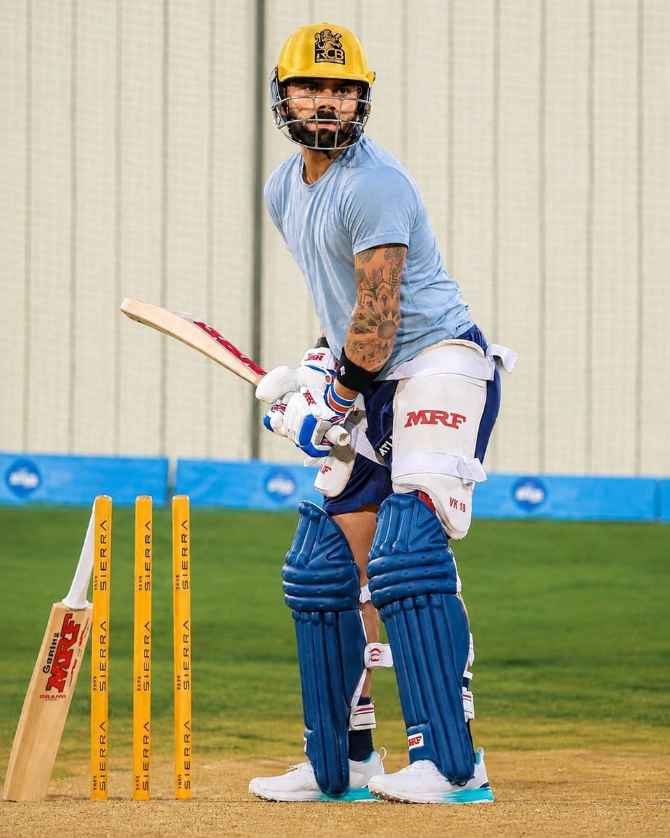 Rcb_Xtra's tweet photo. Virat Kohli practicing in the RCB helmet ❤️ https://t.co/VLinHJcMcu